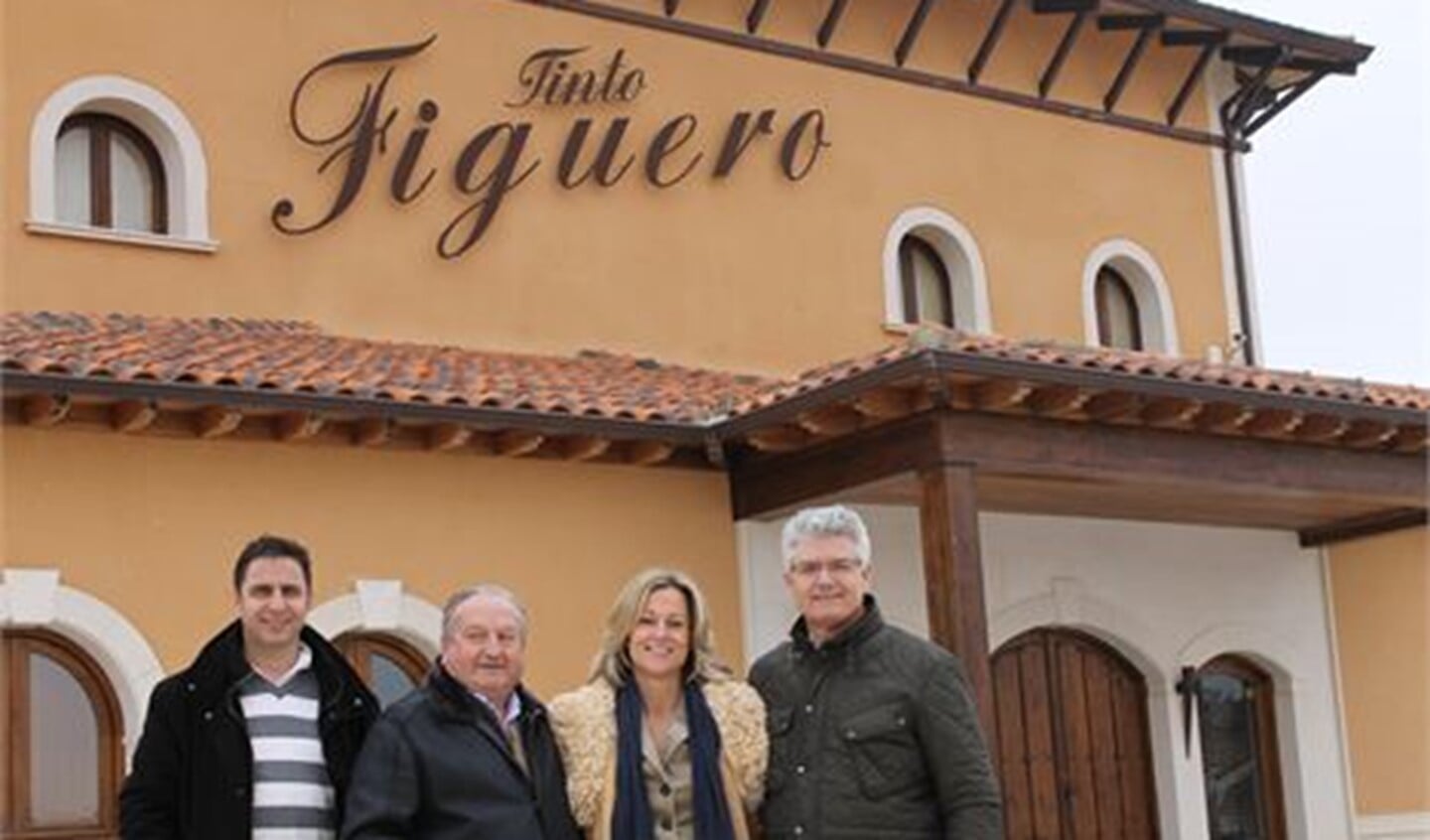 Marianne Mourik met haar zakenpartner Jose Manuel Rubio Sanches (links) en de directie van het wijnhuis Tinto Figuero. (foto: Bakker Communicatie)