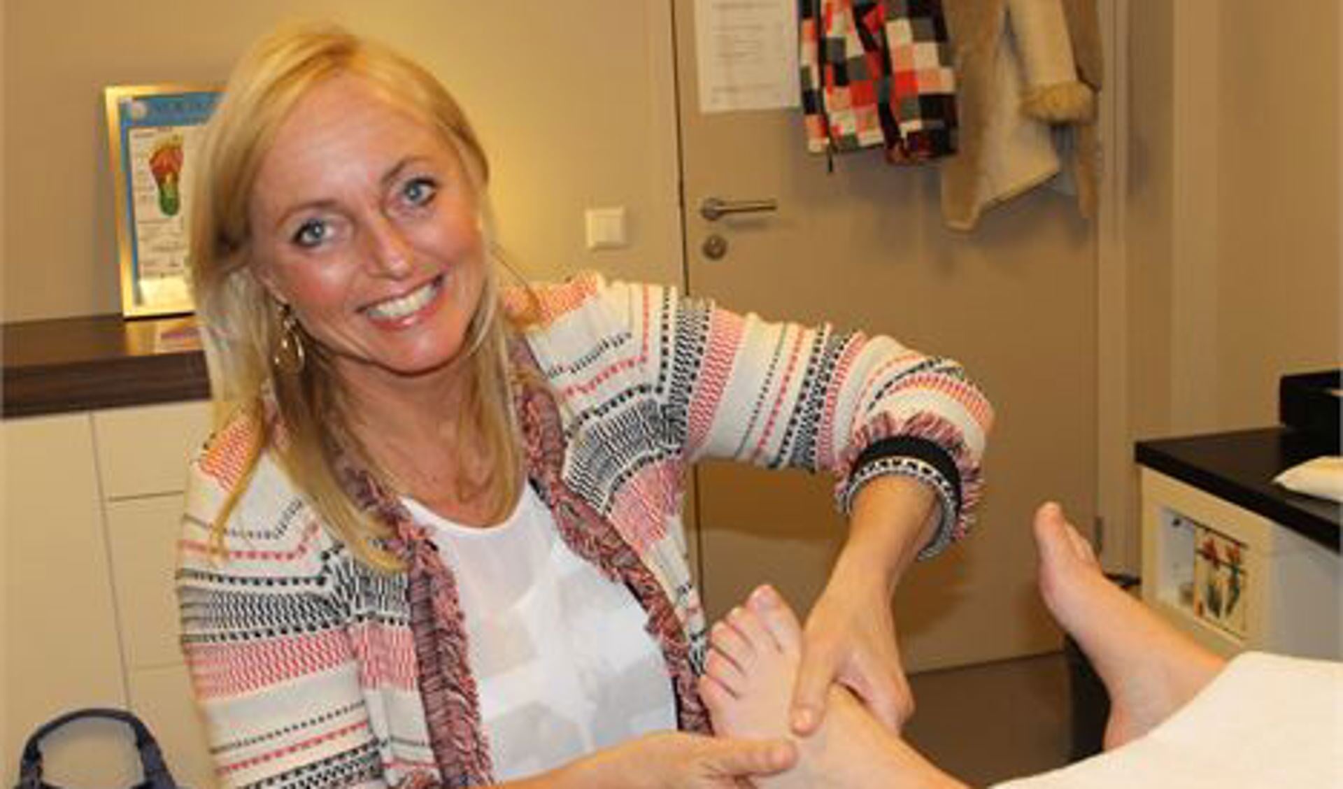 “Door massage op de hele voet ontspant het lichaam”, vertelt Saskia Klawer tijdens een behandeling aan de voet. (foto: Het Krantje)