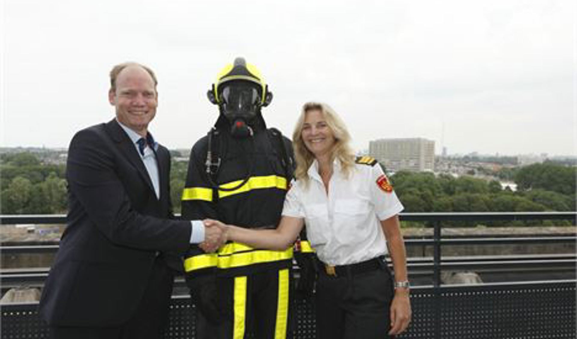 Brandweercommandant Esther Lieben (r.) sloot een contract af met Dräger voor de levering van ademluchtapparatuur (foto: PR).