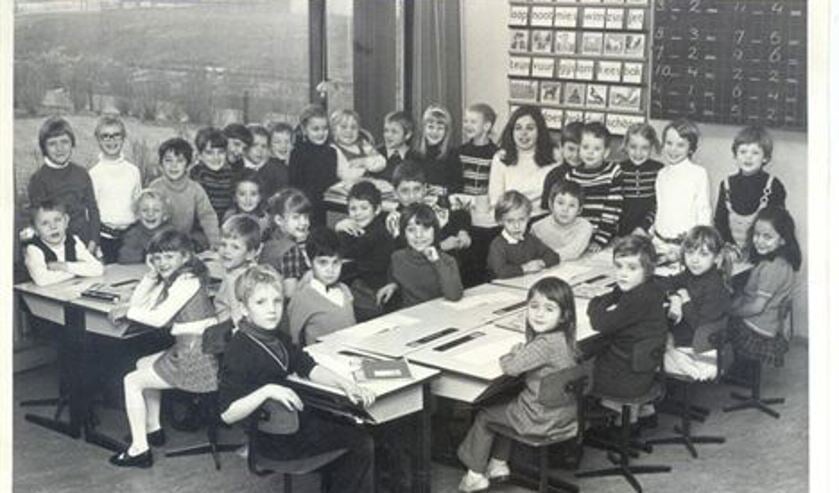 De klassenfoto van de eerste klas Julianaschool Leidschendam 1970 met juffrouw Tine van Meeteren.