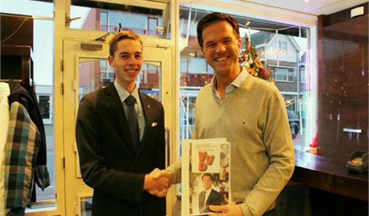 Mark Rutte nam het werkstuk in ontvangst (eigen foto).