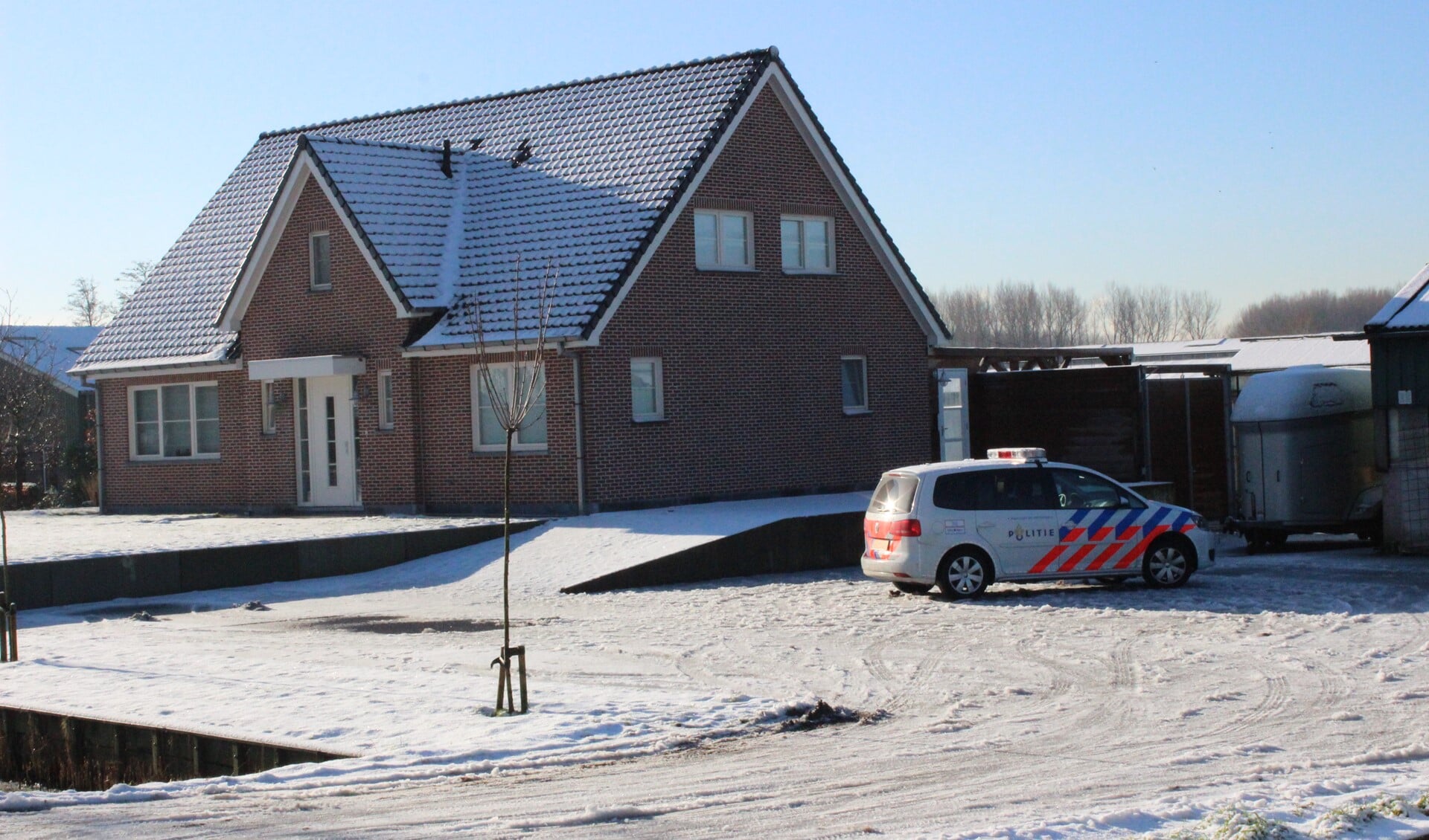 Bij de woning van Tarik werd vrijdag nog onderzoek gedaan door de politie. Foto: Telstar (c)
