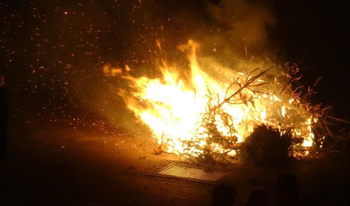 Vreugdevuur in Voorburg (archieffoto: Ap de Heus).
