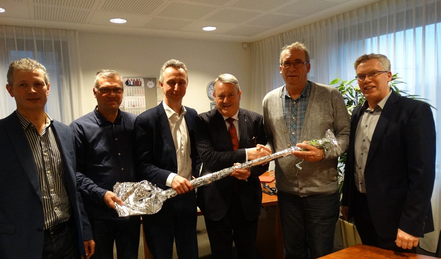 Een symbolische schop van Rondom Wonen voor Scouting Nootdorp dat gratis eigenaar wordt van het houten gebouwtje dat tien jaar lang in Pijnacker-Noord dienst heeft gedaan.