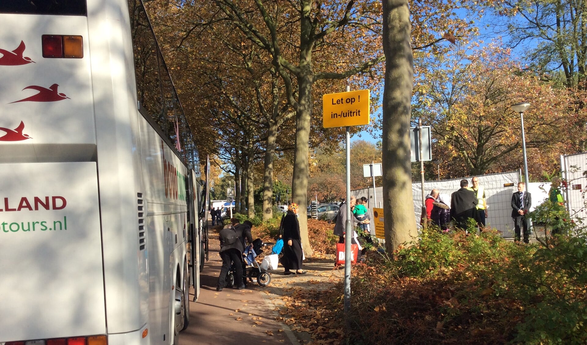 De eerste bus met vluchtelingen komt aan op het Fluitpolderplein (foto: gemeente LV).