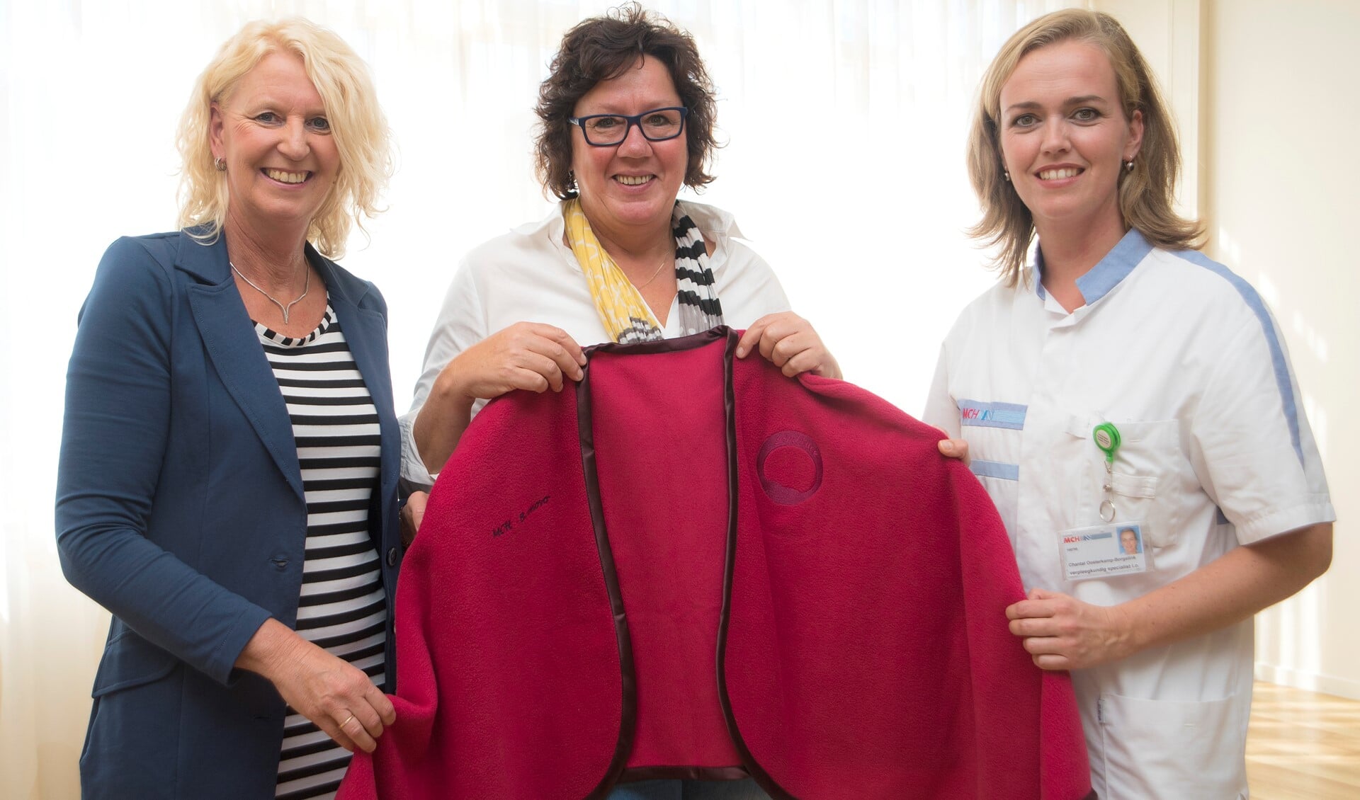 e medewerkers van de mammapoli namen de eerste embrace-doeken in ontvangst uit handen van de bedenkster van de doek; Ingrid van der Voort (foto: Michel Groen).