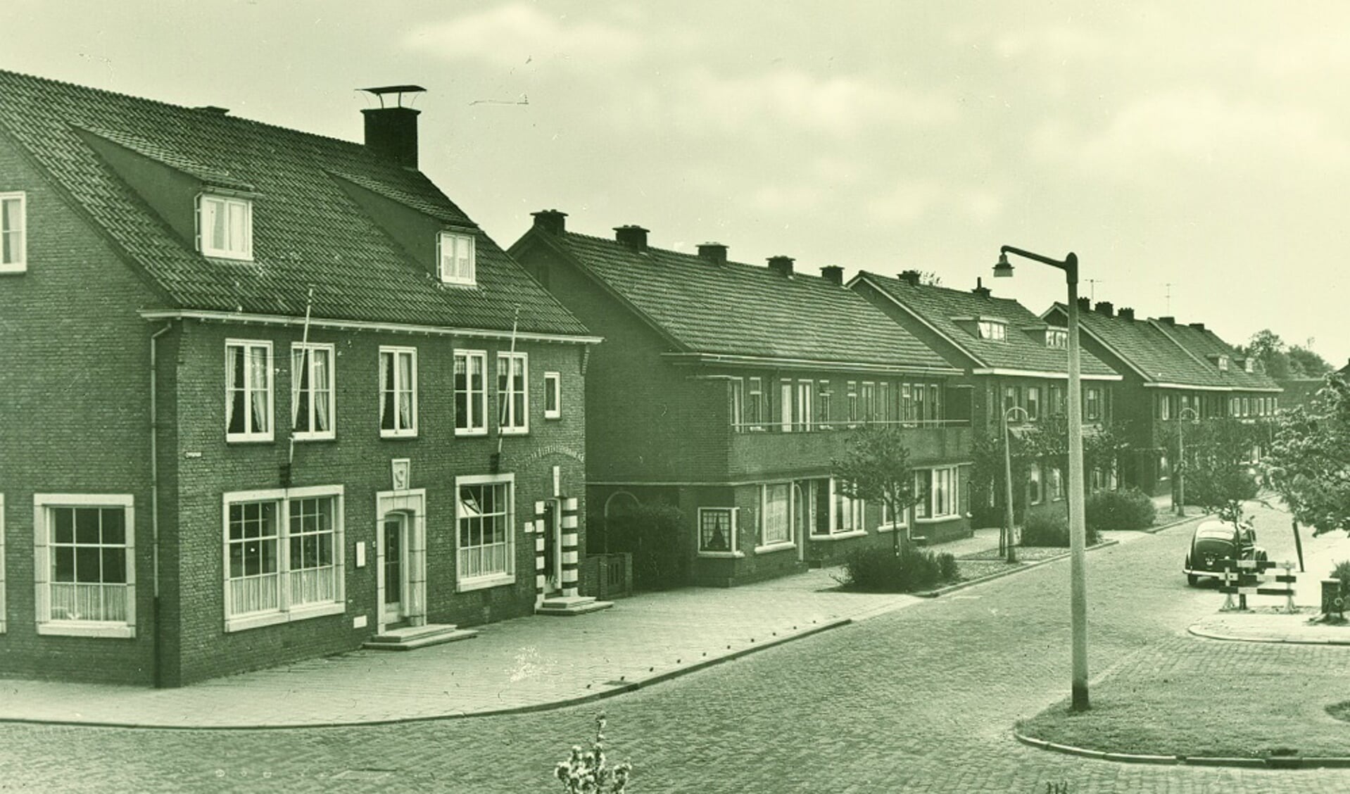 Op de hoek Emmapark/Emmastraat in Pijnacker zaten rond 1970 postkantoor en Boerenleenbank naast elkaar.