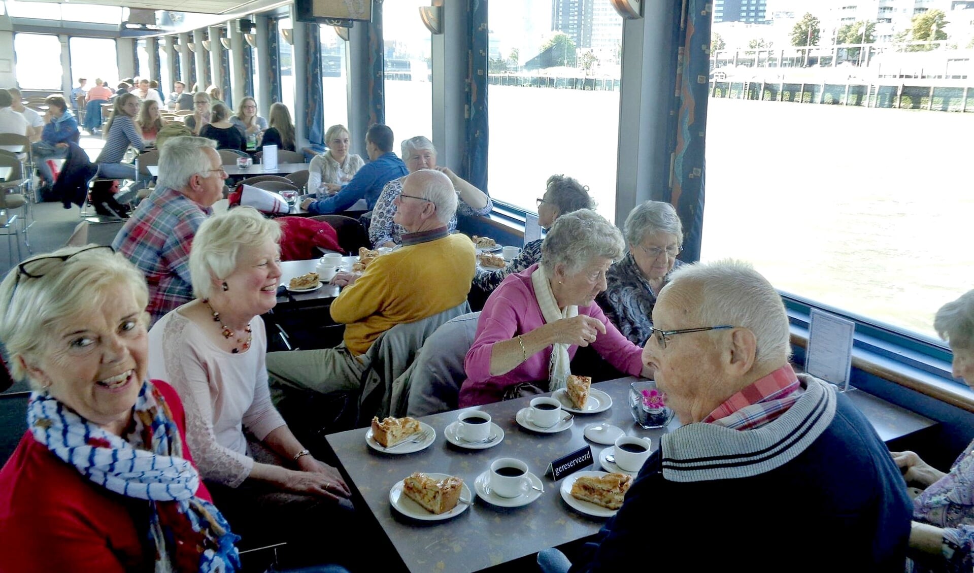 De gasten genoten tijdens de vaartocht door de Rotterdamse havens van het uitzicht en de goede verzorging.