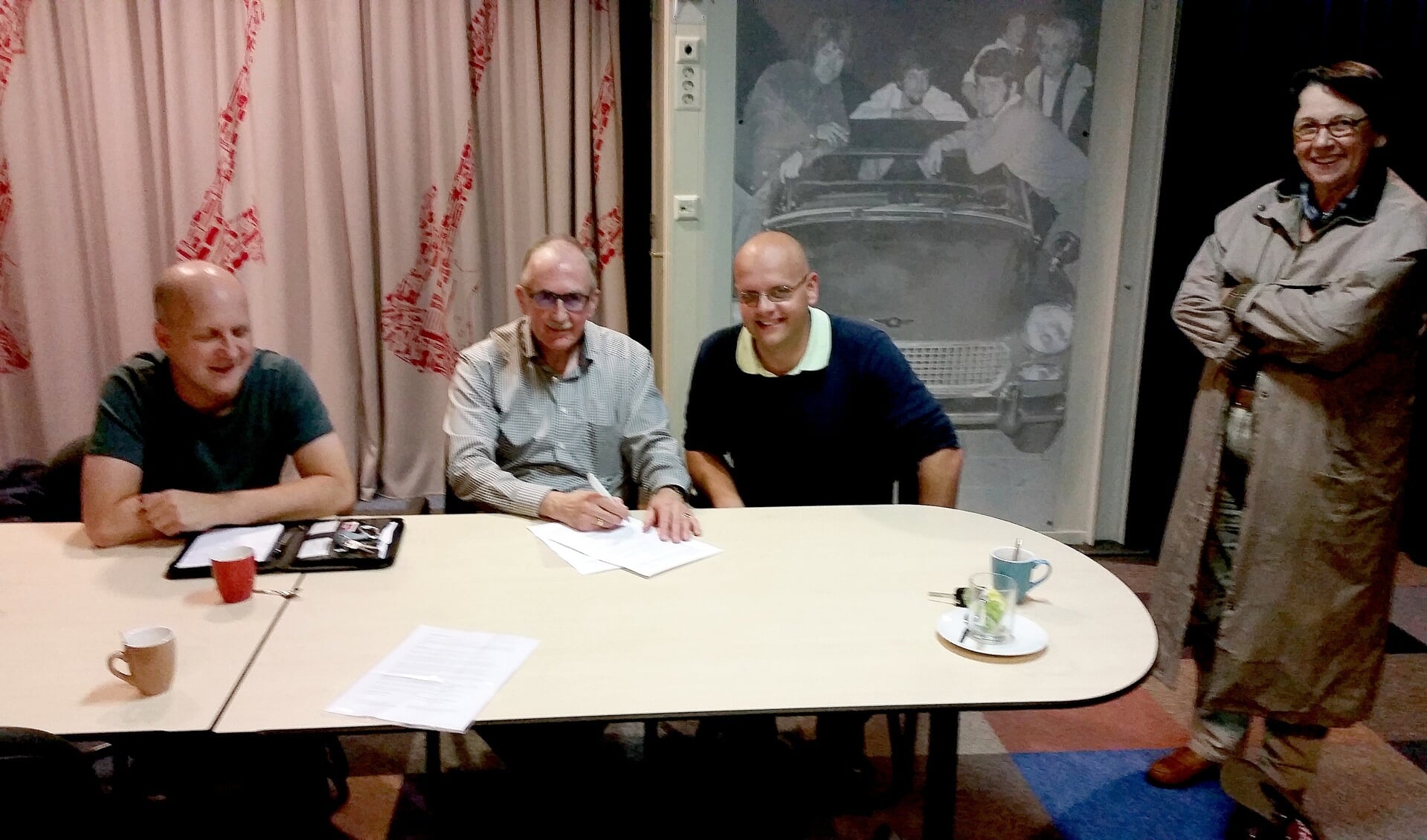 Het tekenen van de intentieverklaring door Robert de Bok (penningmeester Midvliet), Louis Bekker (voorzitter Midvliet), Onno van der Krogt (voorzitter Super FM) en Ellen Klaver (bestuurslid Midvliet).