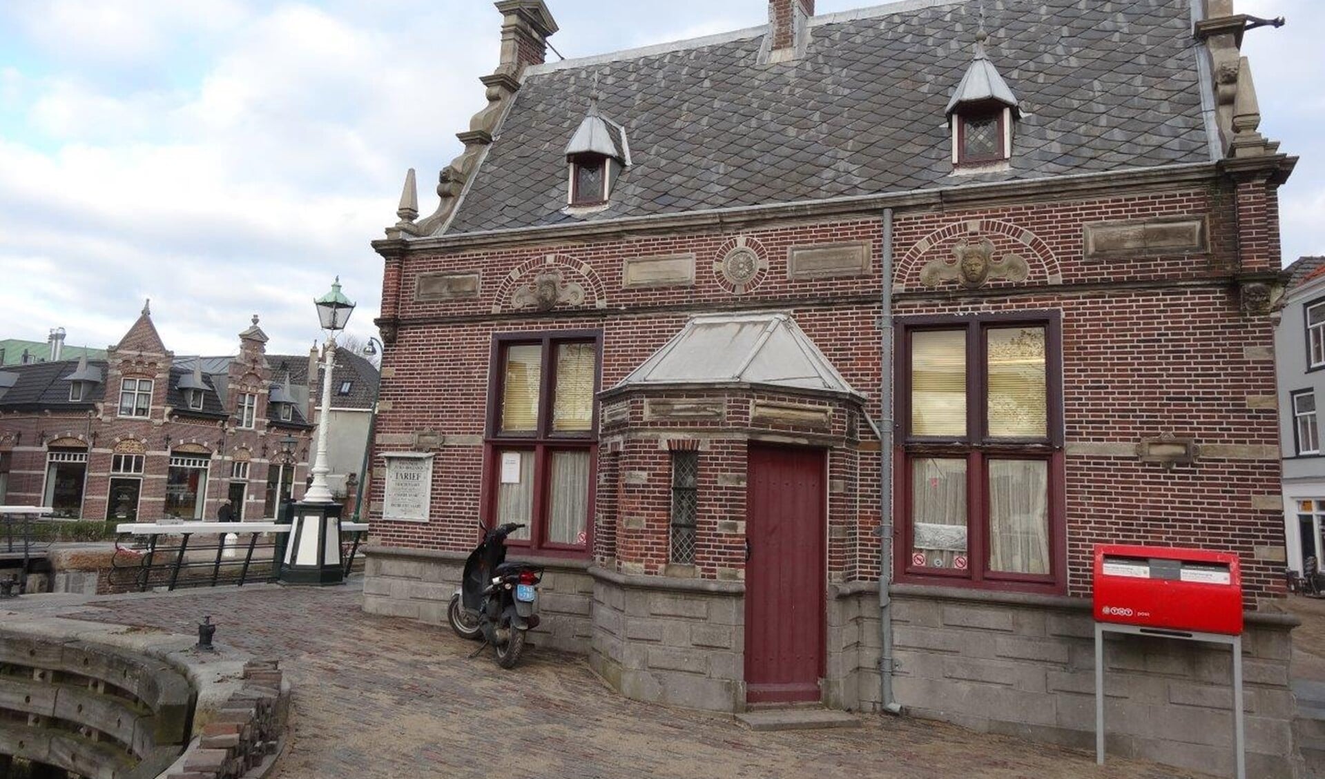 Het de laatste jaren enigszins verwaarloosde sluiswachtershuisje aan de sluis in Leidschendam (foto: Ap de Heus).