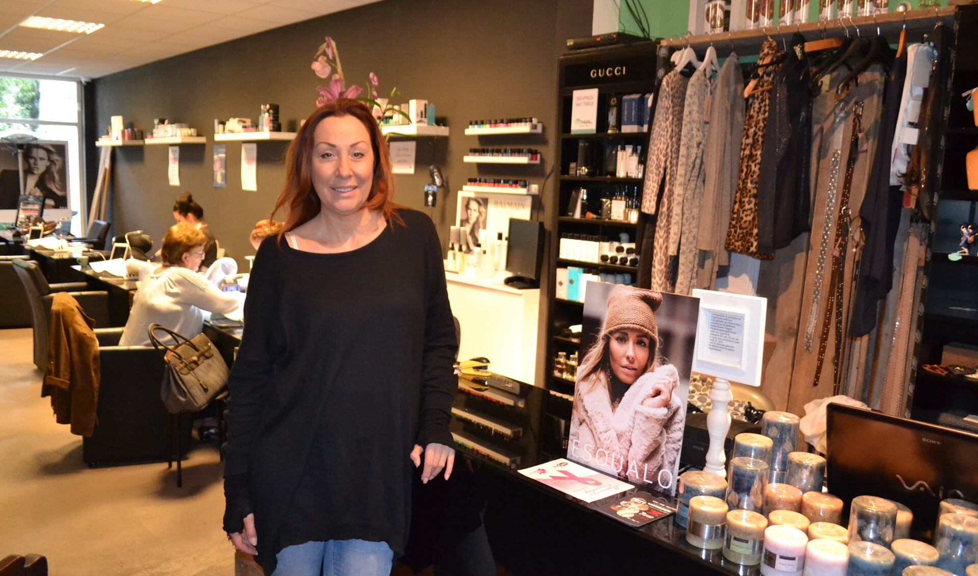 Gwen Korver is de eigenares van de damesmodewinkel annex nagelsalon en pedicure aan de Damlaan 34 (foto: Inge Koot).