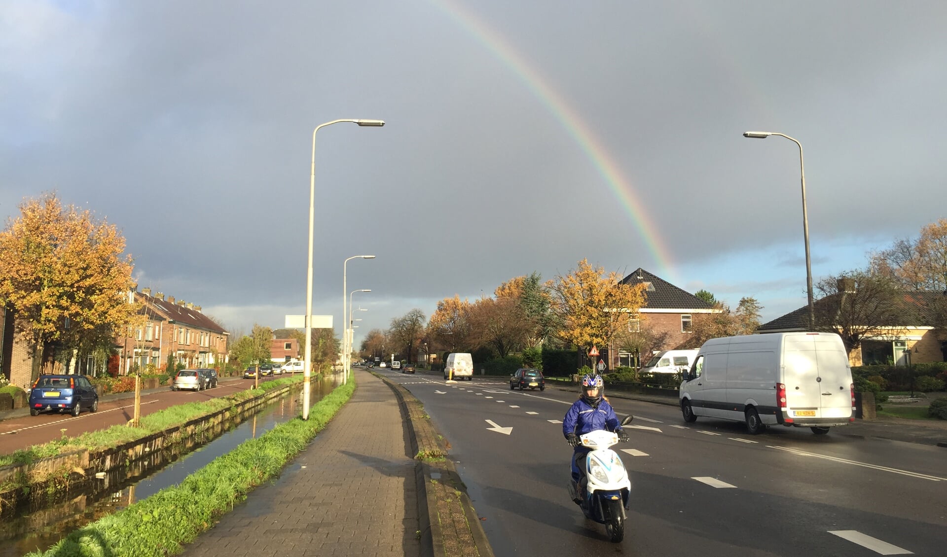 Vanmorgen stond de regenboog hoog aan de hemel boven Pijnacker-Nootdorp. Foto: Martijn Mastenbroek
