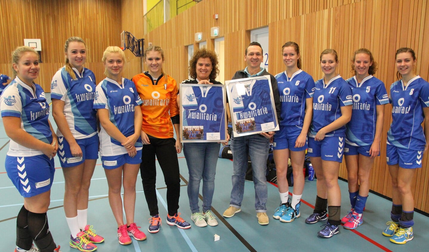 DA1 in hun nieuwe shirts met Monique Lorist en Arthur de Vries van Kwalitaria. Foto: Vincent Lorist
