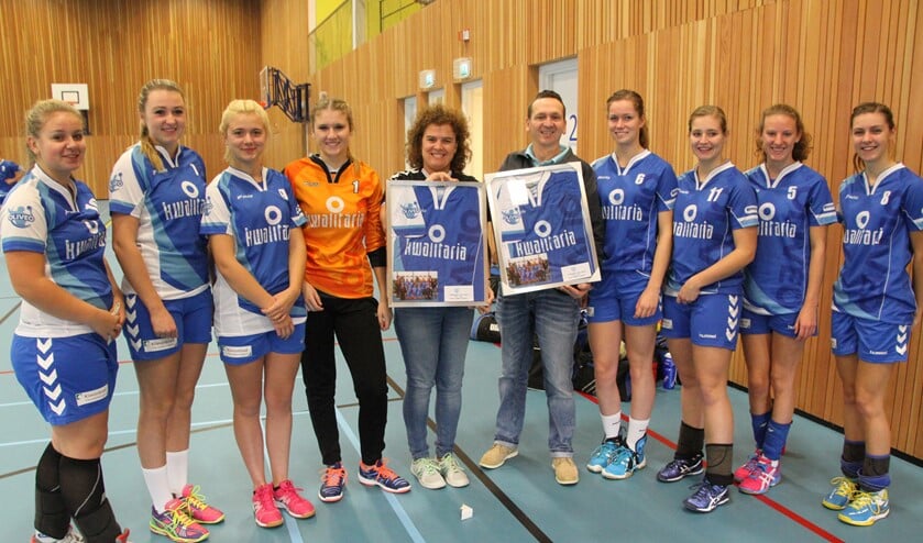 DA1 in hun nieuwe shirts met Monique Lorist en Arthur de Vries van Kwalitaria. Foto: Vincent Lorist