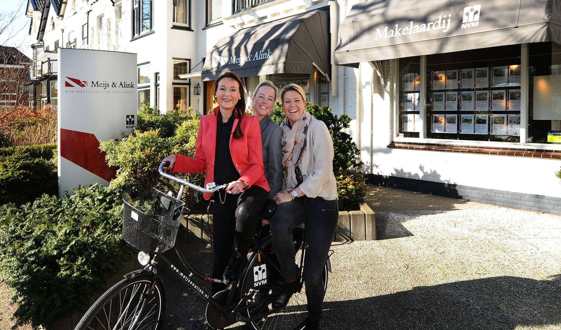 Benedikte Zijlstra, Nathalie Brinkhuijsen en Alexandra van den Akker helpen expats op weg in Leidschendam-Voorburg (foto: Rodger Wouters/Brickmedia).