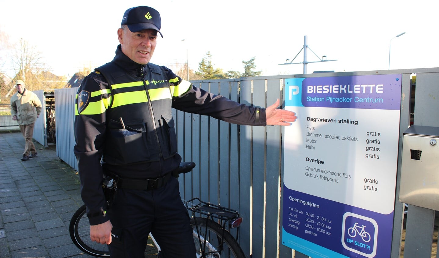 Agent Ad van Houdt wijst ons op de gratis fietsenstallingen van Biesieklette.