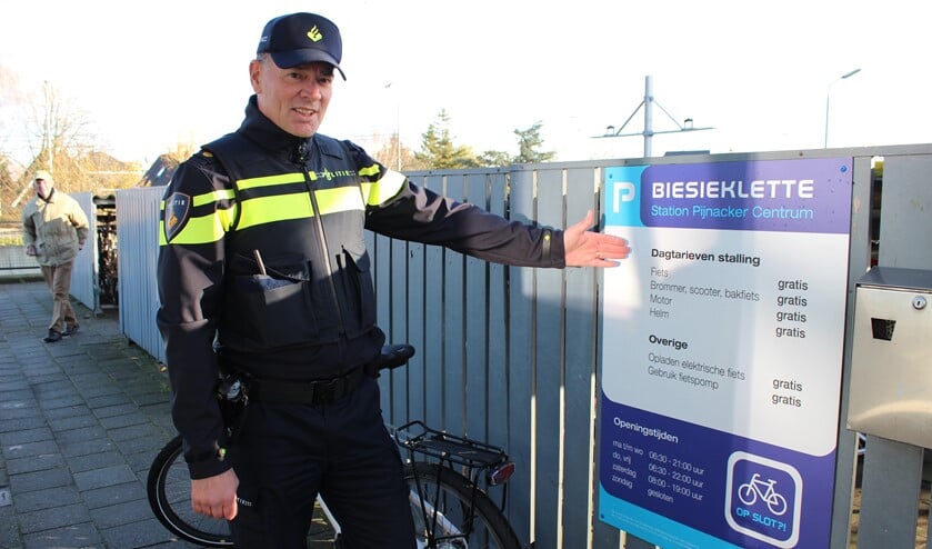 Agent Ad van Houdt wijst ons op de gratis fietsenstallingen van Biesieklette.