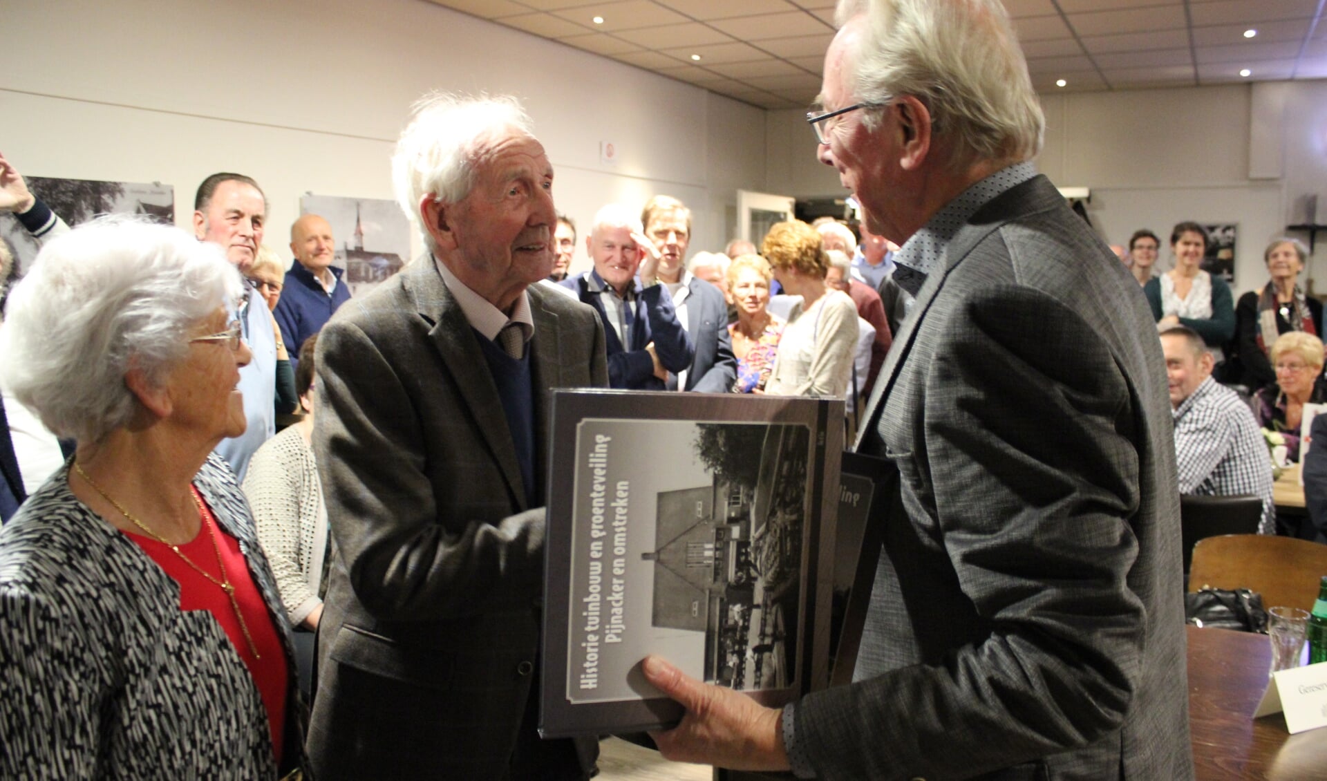 Aad Tas reikt het boek uit aan oud-veilingvoorzitter Kees de Ruijter. Foto's: Martijn Mastenbroek (c)