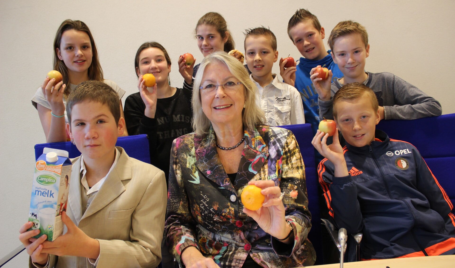Burgemeester Ravestein ontbeet vanochtend met een groep leerlingen van de Prinsenhof. (Foto: Martijn Mastenbroek)