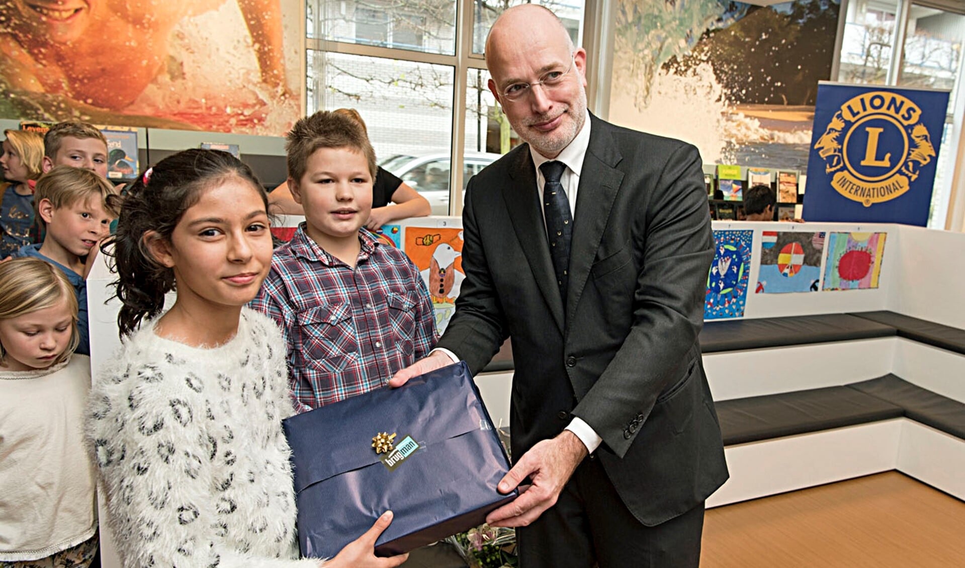 De trotse winnaars Rozarin Simsek en Wiljan Blom krijgen hun prijs overhandigd door wethouder Rozenberg (foto: Hein Athmer).