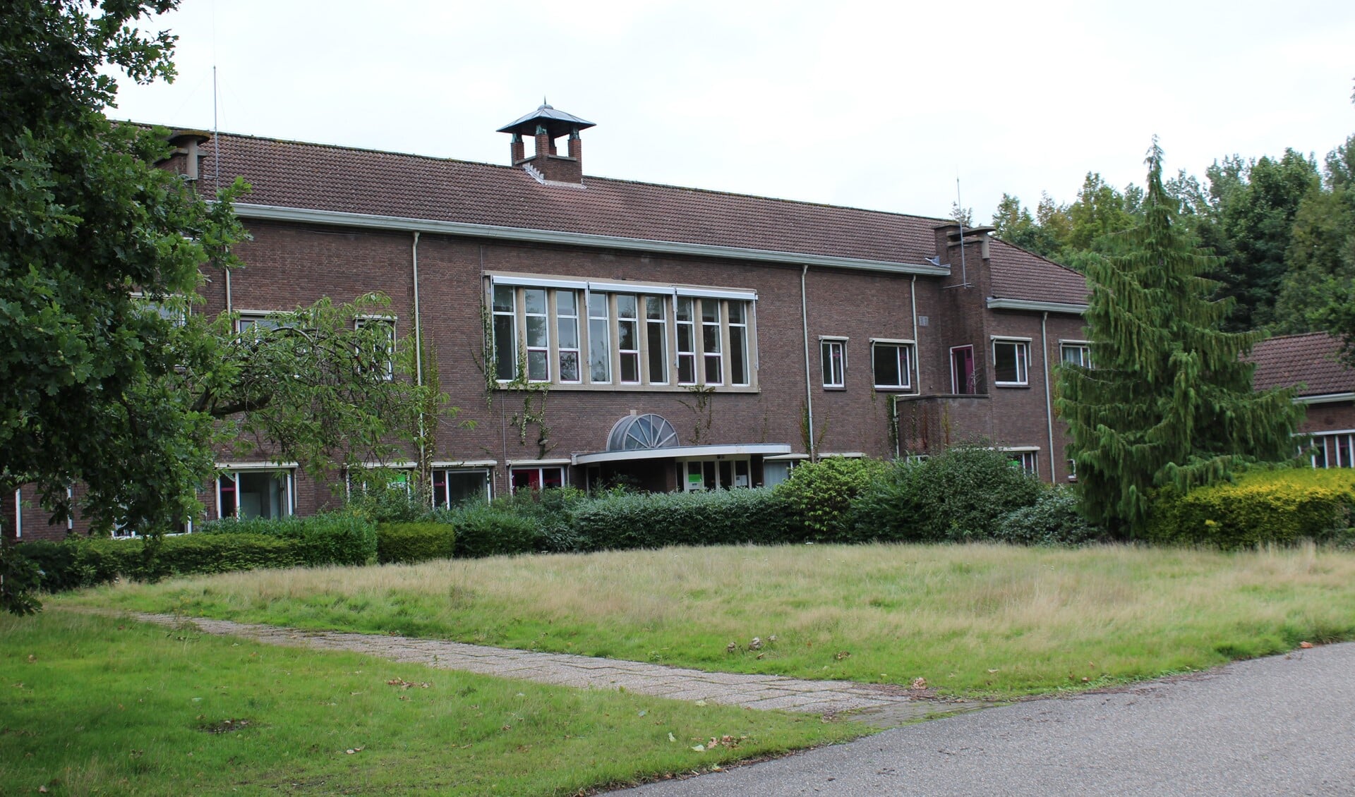 Het leegstaande hoofdgebouw op het Schakenbosch-terrein (foto: Dick Janssen).