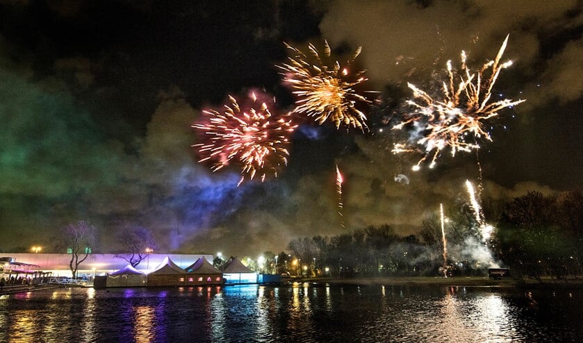 Vuurwerk boven de vijver bij winkelcentrum Leidsenhage (foto: Michel Groen).
