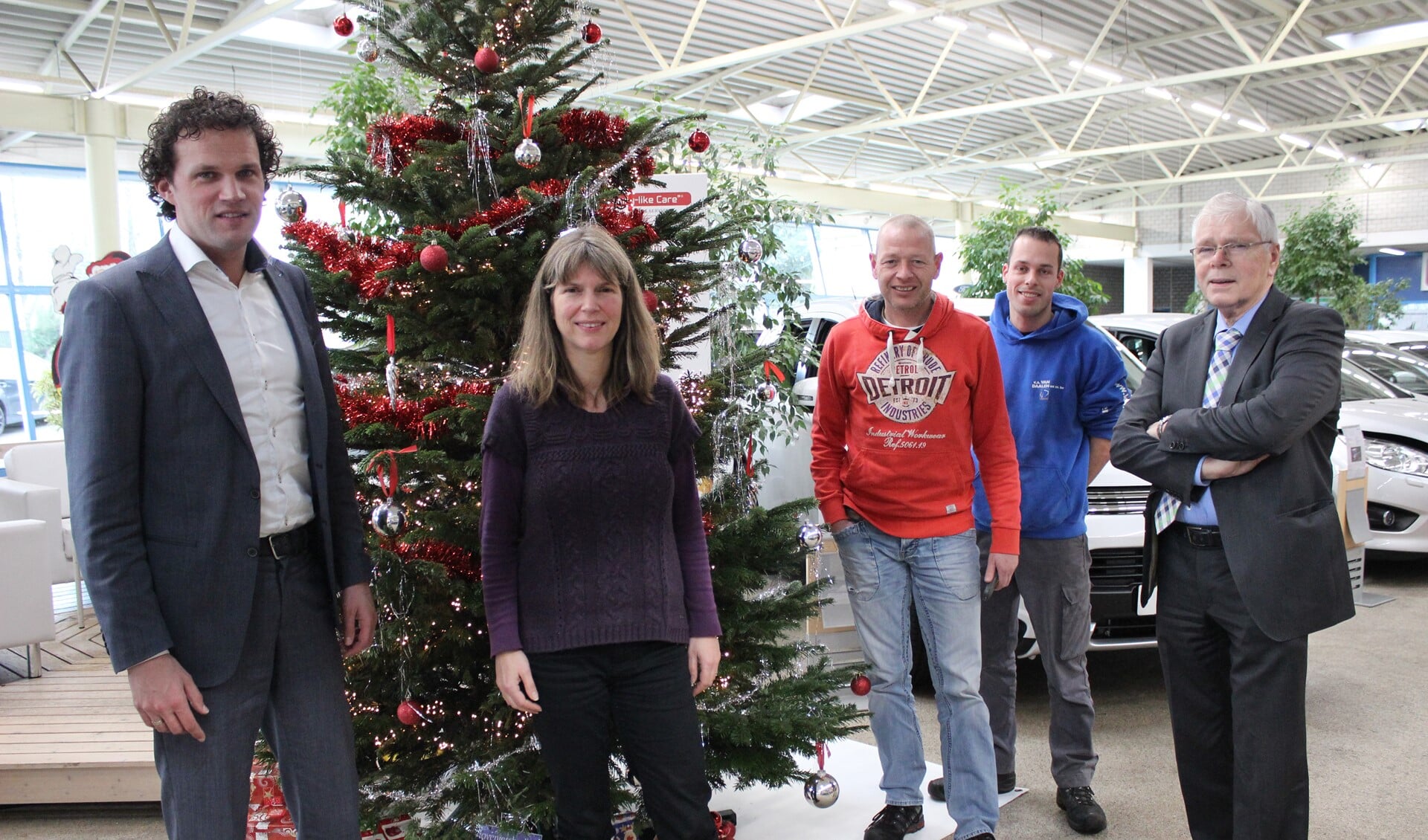 Een deel van medewerkers van Autobedrijf Nootenboom bij de kerstboom. Foto: Martijn Mastenbroek