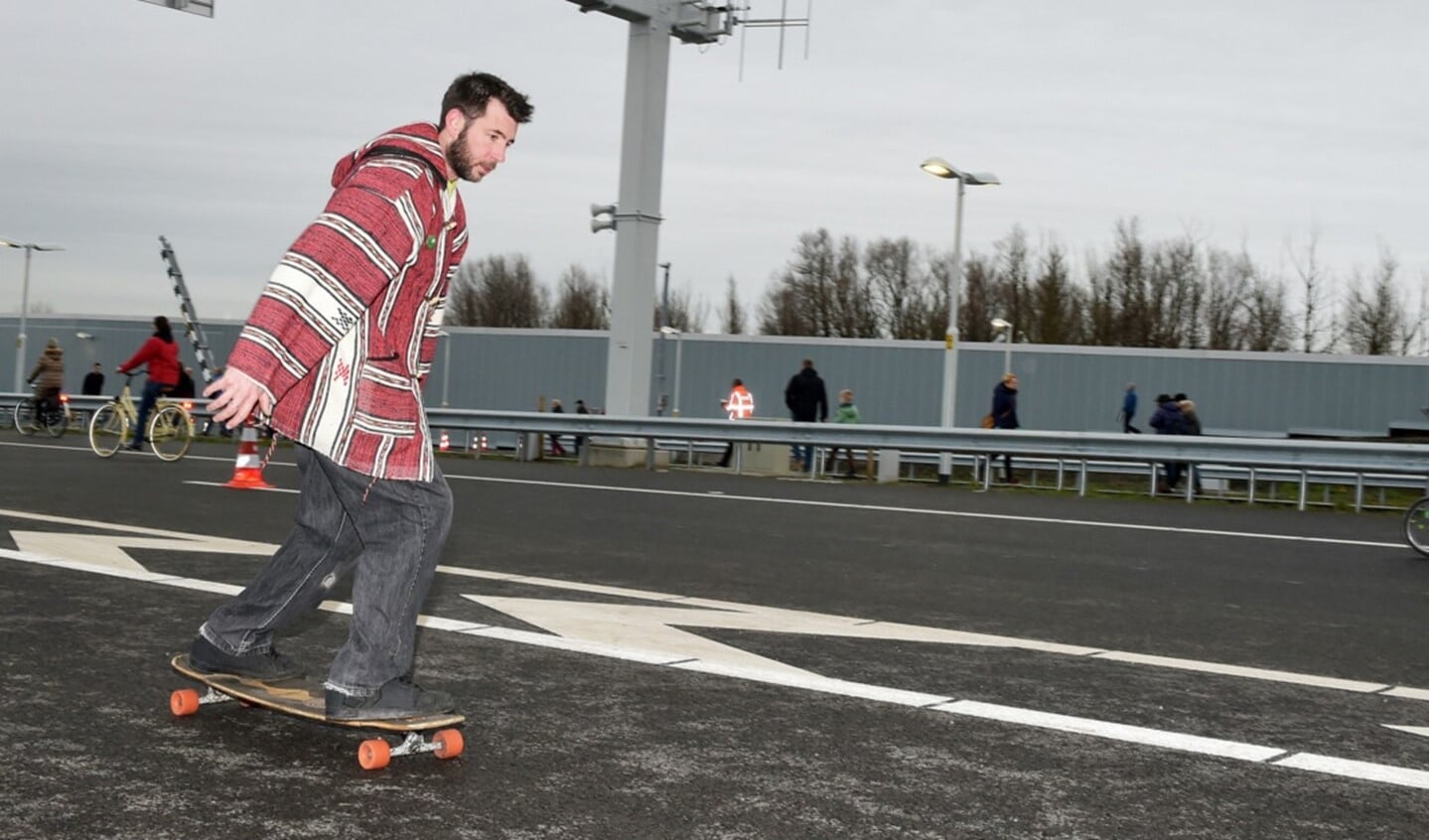Tijdens de publieksdag op 12 december mocht men op de nieuwe weg wandelen, fietsen en skaten. (Foto: Rijkswaterstaat)