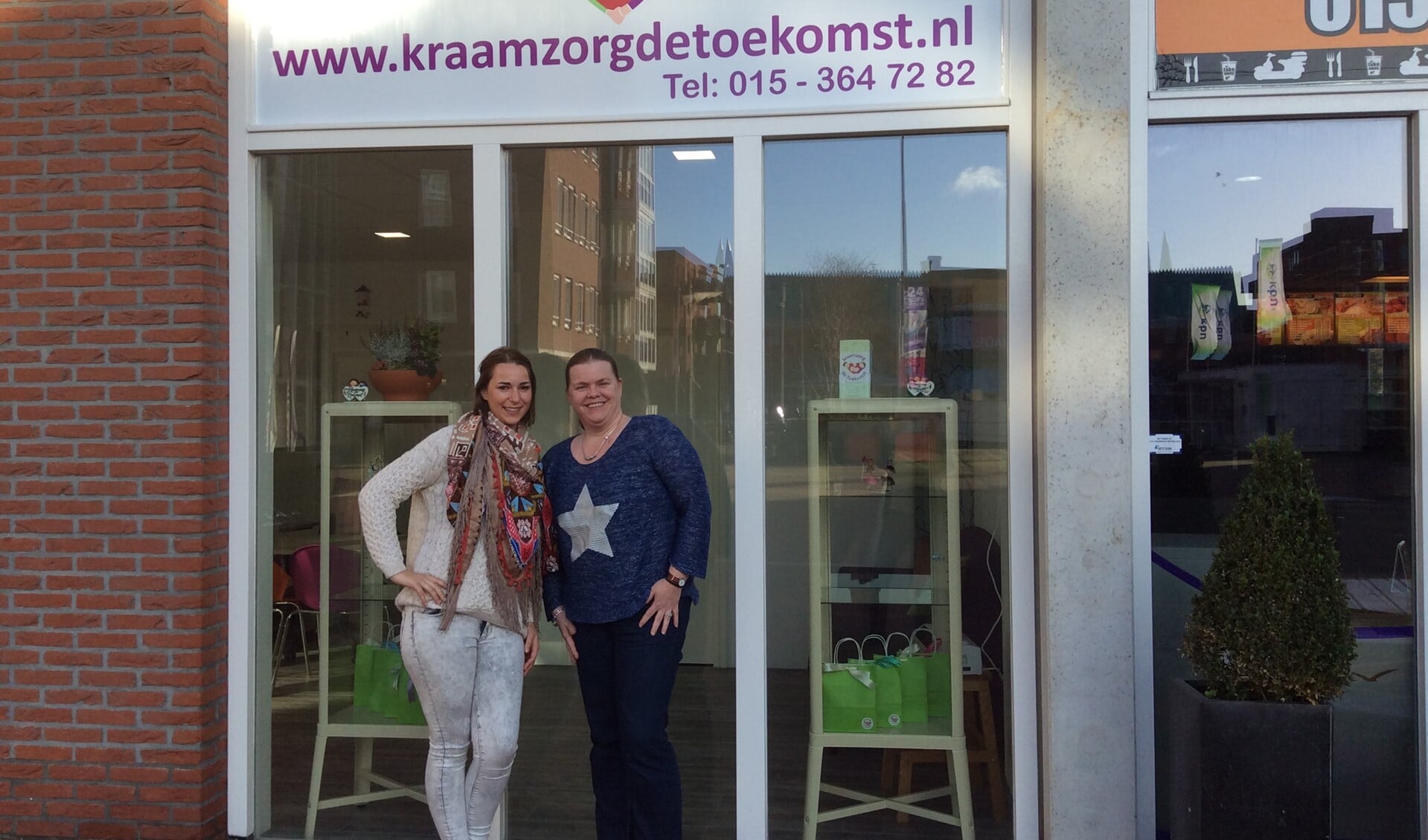 Britt de Vette en Mariska Schouten van Kraamzorg de Toekomst voor het pand aan de Markt in Nootdorp.