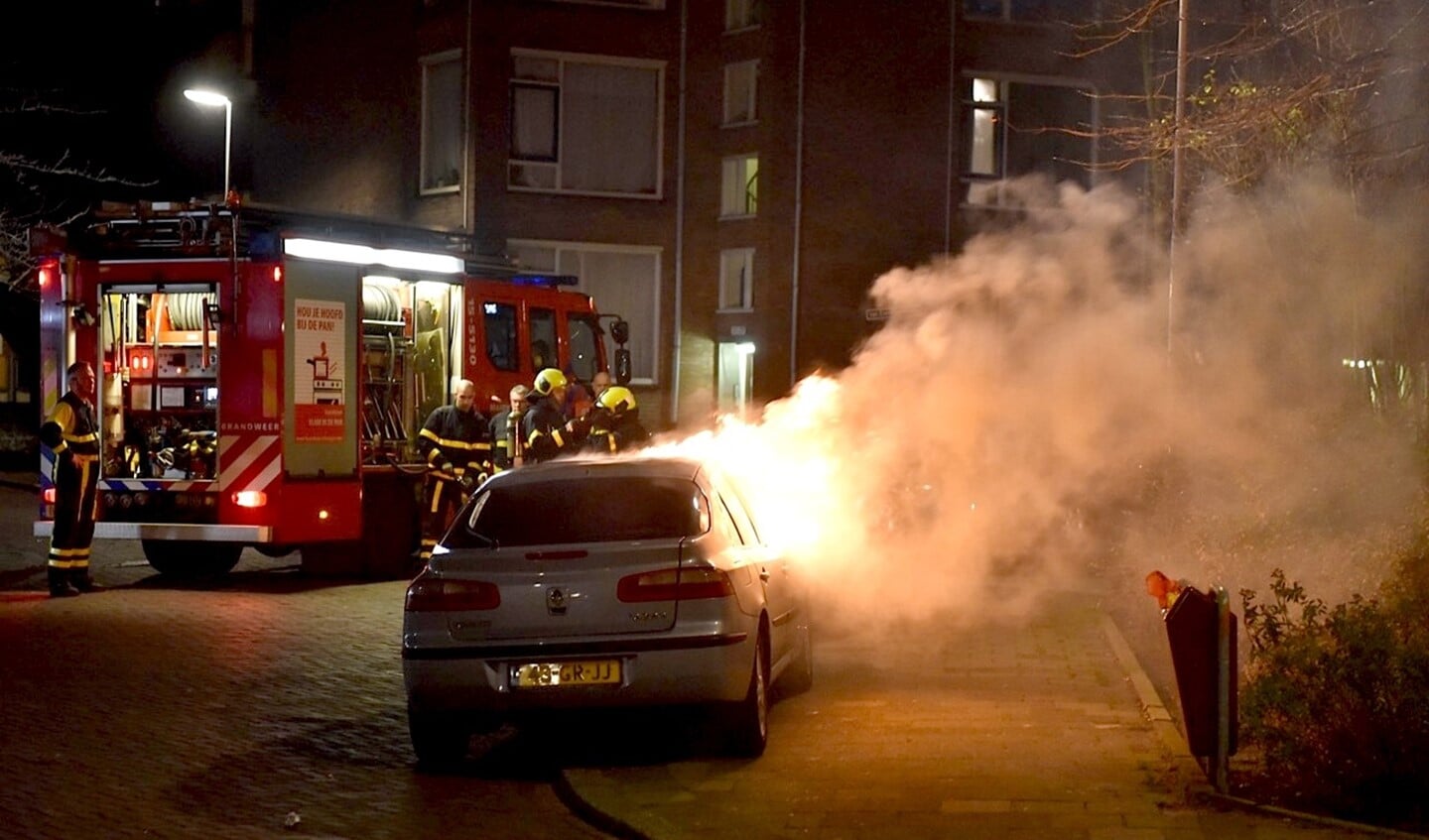 Op de Savellelaan in Voorburge bleek een geparkeerde auto in brand te staan (foto: Rene Hendriks).