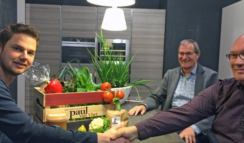 Paul van Vliet geeft Arthur Venselaar van Bezorggroente.nl hand. Deze leuke deal is een feit.