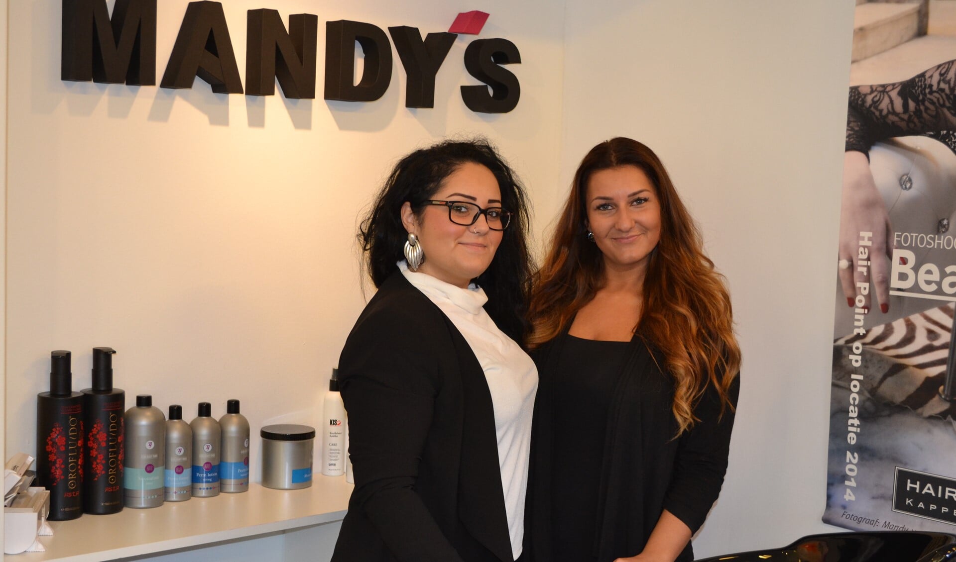 De nieuwe kapsalon Mandy's Haarsalon wordt gerund door de jonge ondernemers Mandy en Irem (foto: Inge Koot).