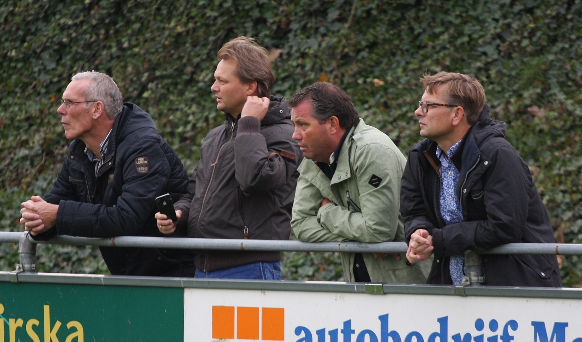 Bas Steffens & Johan de Vries (midden) tijdens SV Nootdorp-Forum Sport op 7 november (archieffoto: Alexander Wagener).