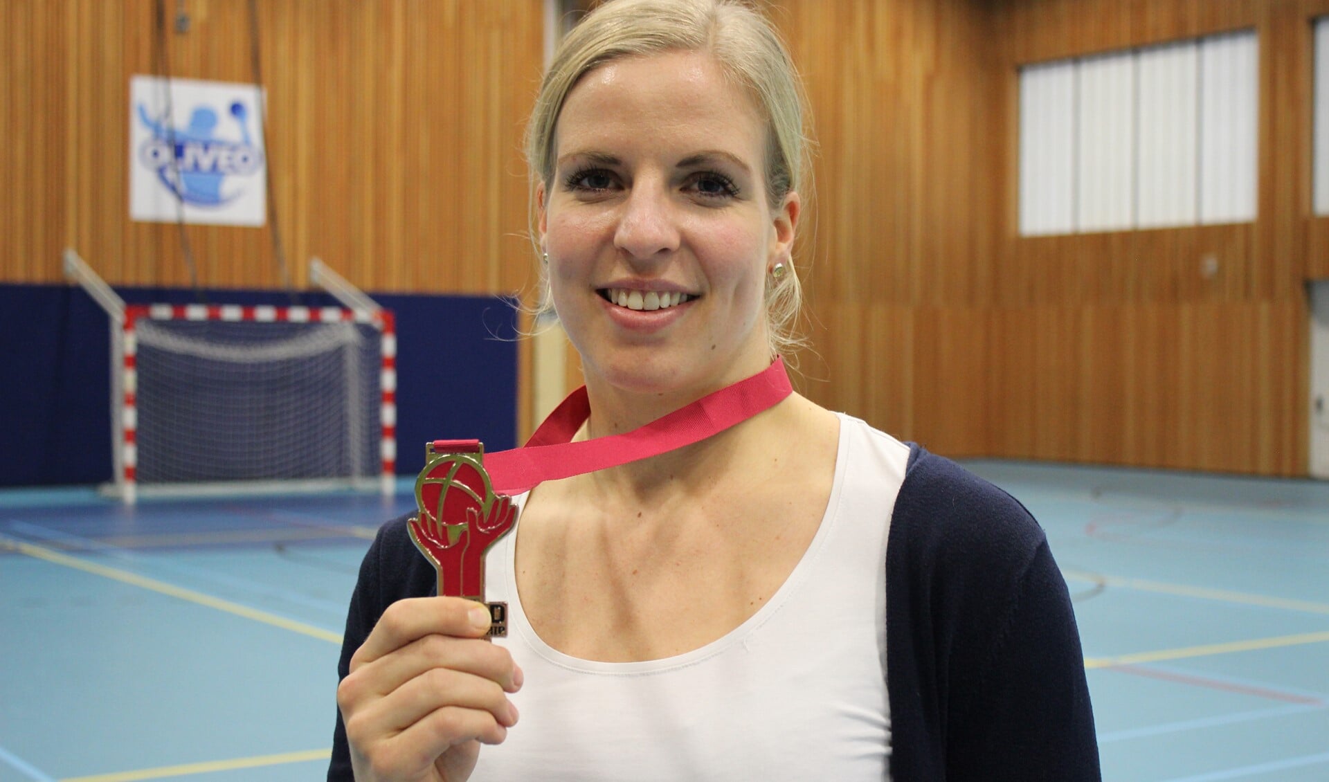 Danick met haar zilveren medaille in de sporthal van Oliveo.