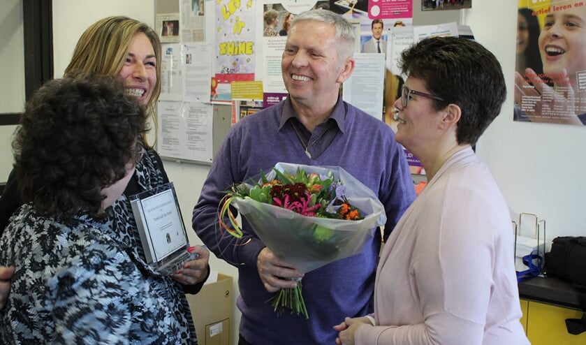 Docente Neomi Lotte ontving uit handen van Gerard en Ingrid van Beelen de People help the people-award.