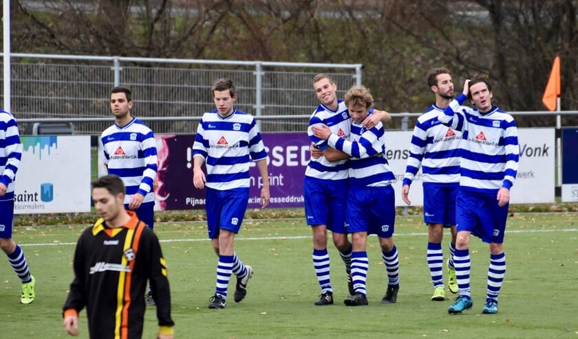 Bentvelzen wordt gefeliciteerd met zijn treffer.