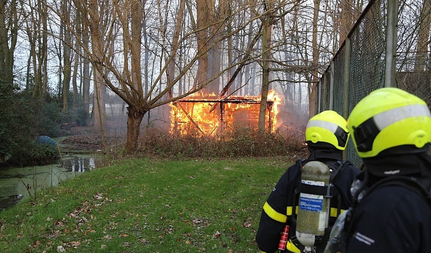 De oorzaak van de brand is onbekend, maar brandstichting ligt voor de hand. (Foto: René Hendriks)