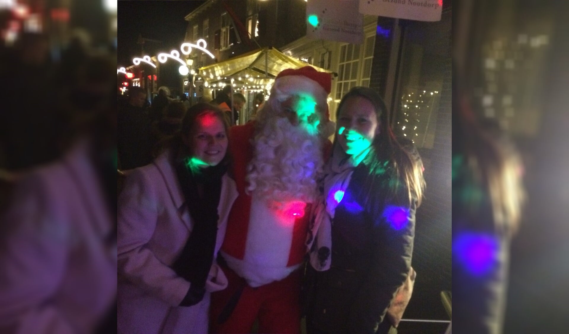 Nootdorpse meiden Roanne Oostwouder en Yentl Langenberg op de foto met de enige echte kerstman van Nootdorp.