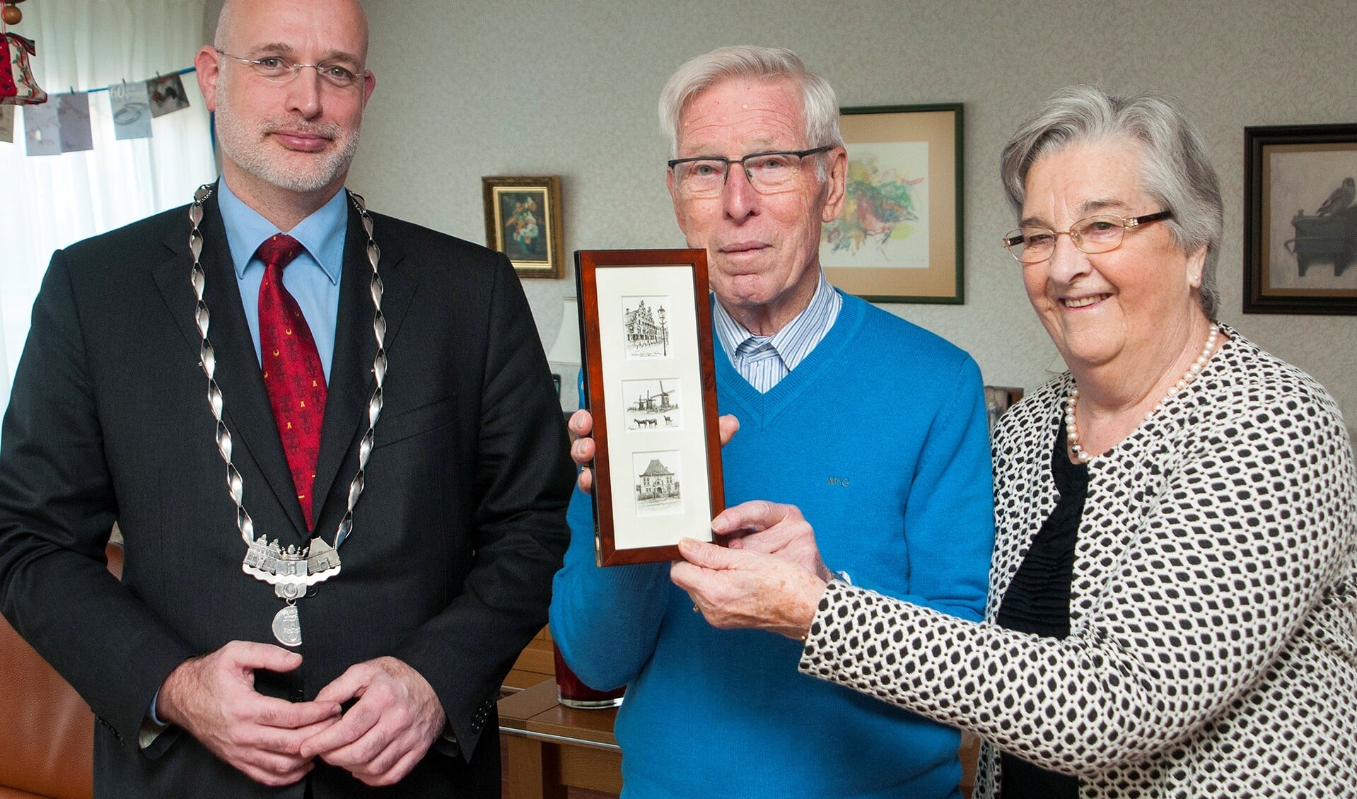 Het diamanten echtpaar Roek-de Wolf met wethouder Rozenberg en het lijstje met historische prentjes van de gemeente ontvingen (foto: Michel Groen).