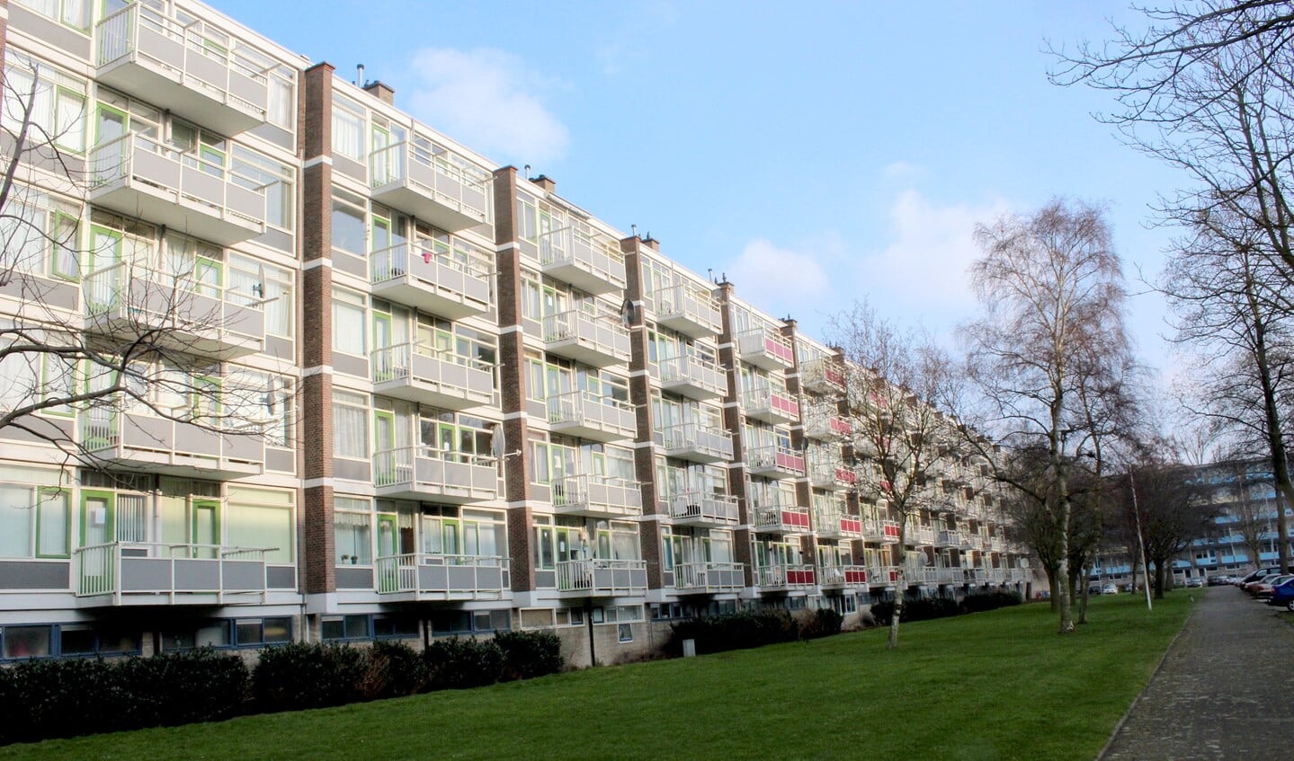 De balkons aan ondermeer de Burg. Velthuijsenlaan zijn niet veilig.