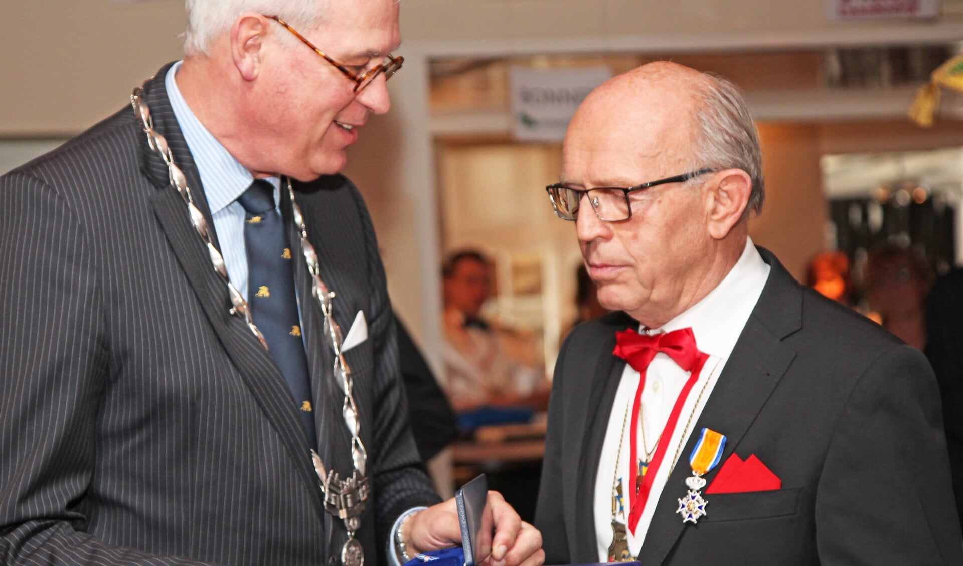 Jan Luiten krijgt de  onderscheiding opgespeld (foto: PR).