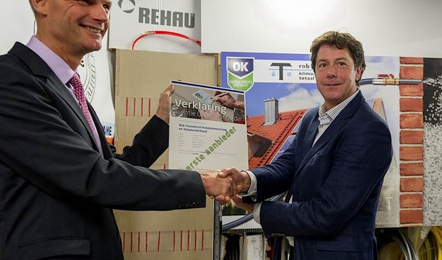 Directeur Rob Trouwborst ontvangt als eerste installateur het OK CV-certificaat van minister Blok voor Wonen en Rijksdienst.