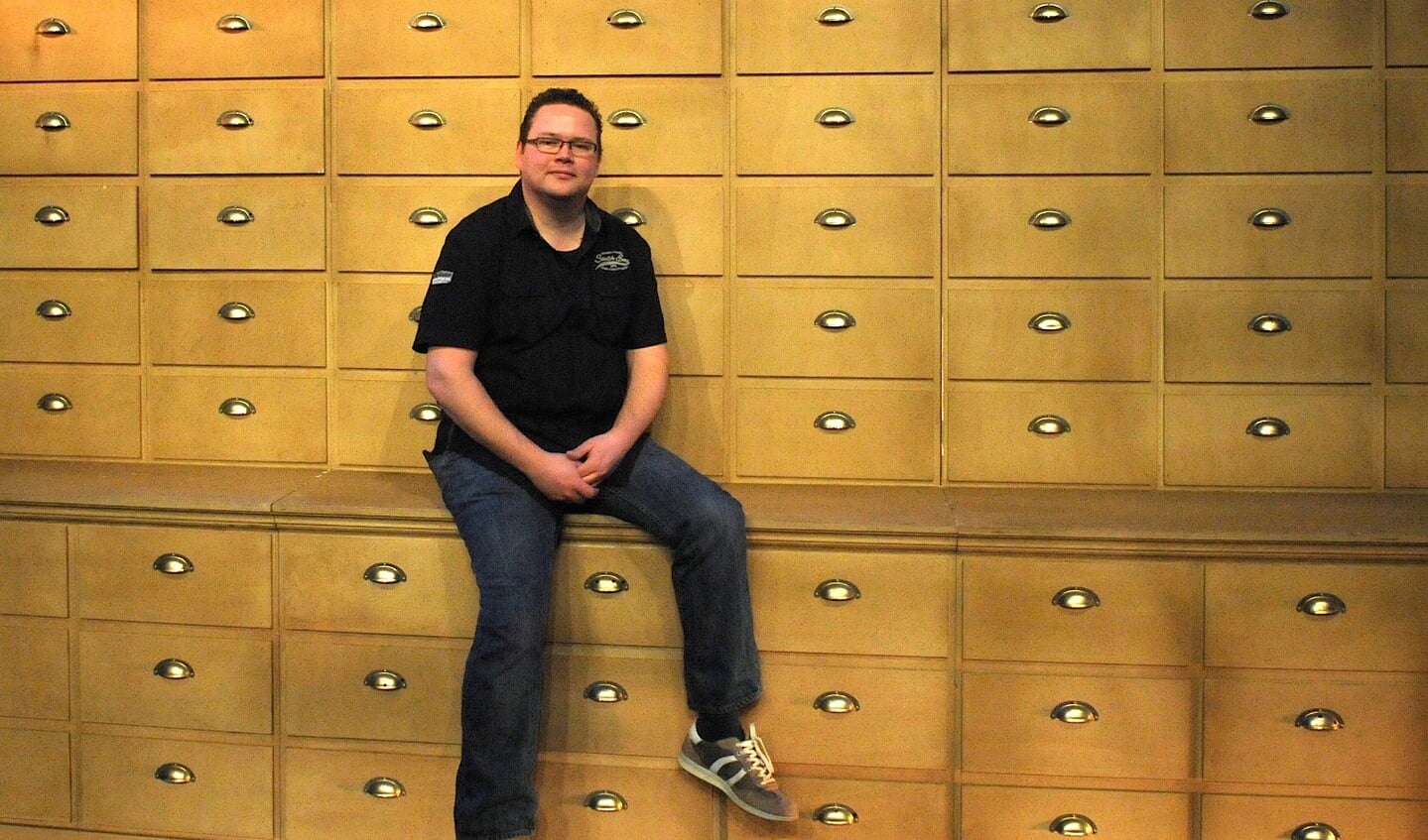 Oscar van Schijndel voor een decor in Het Veur Theater.
