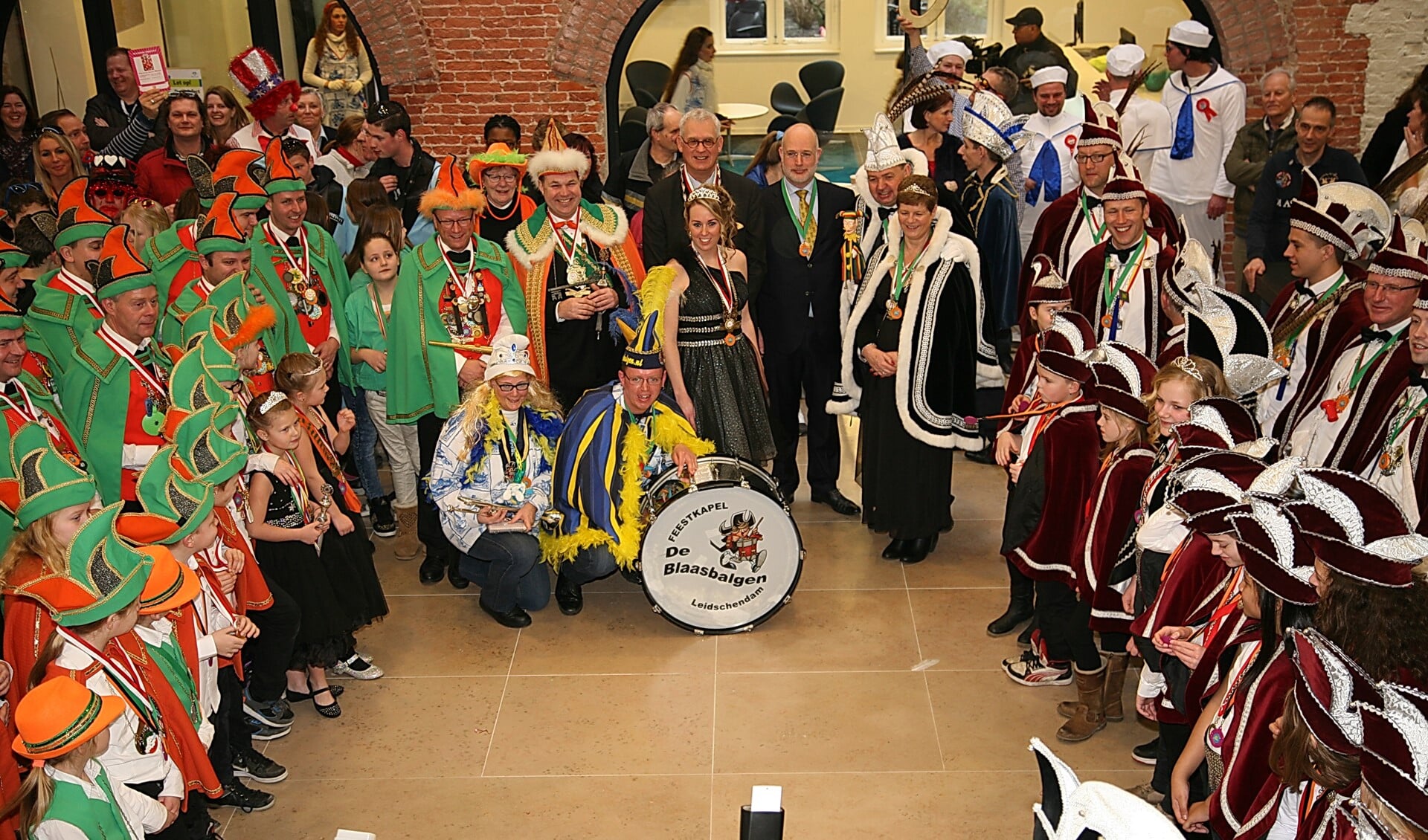 De ontvangst van de carnavalsvierders uit Leidschendam en Stompwijk in het gemeentehuis in Leidschendam (foto: Alex van Vliet).