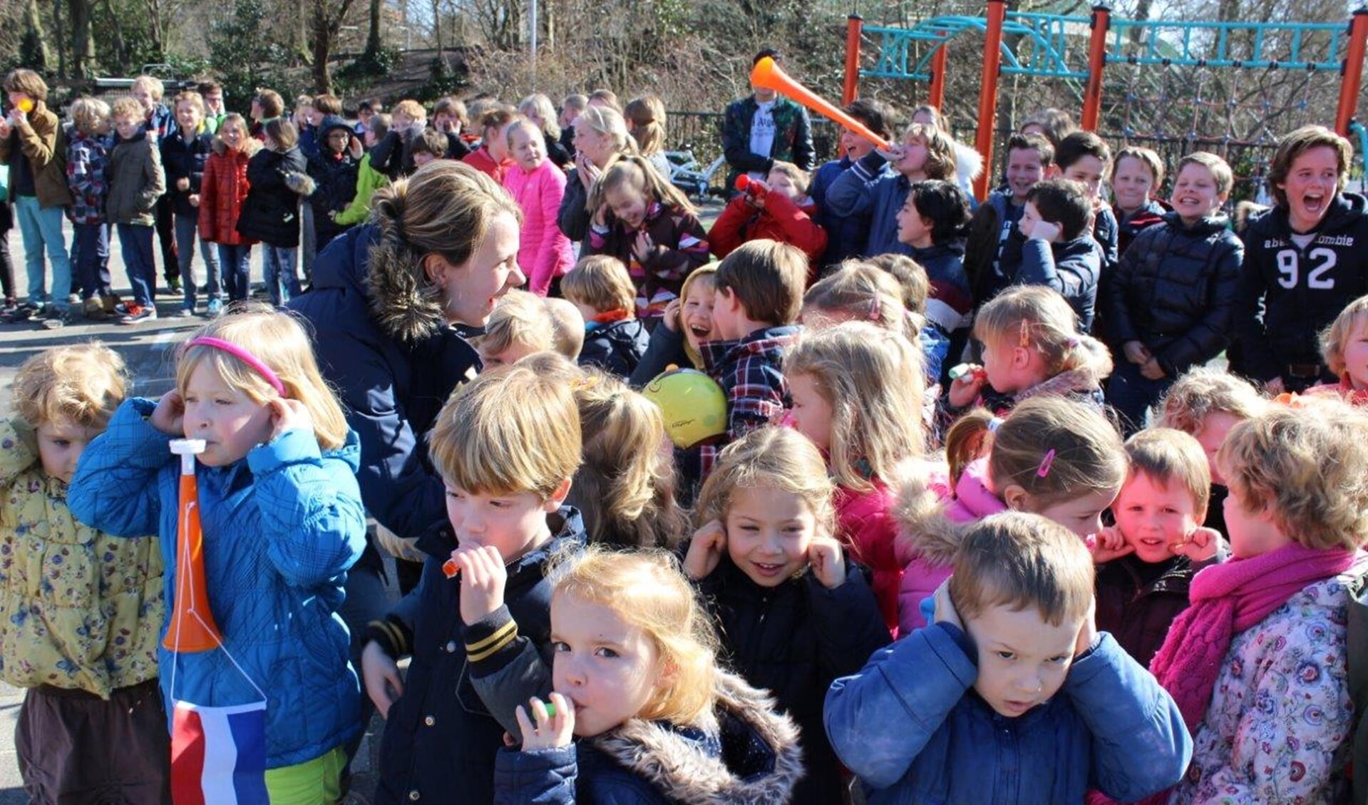 Veel kinderen hielden hun oren dicht vanwege het helse kabaal (foto: Ap de Heus).