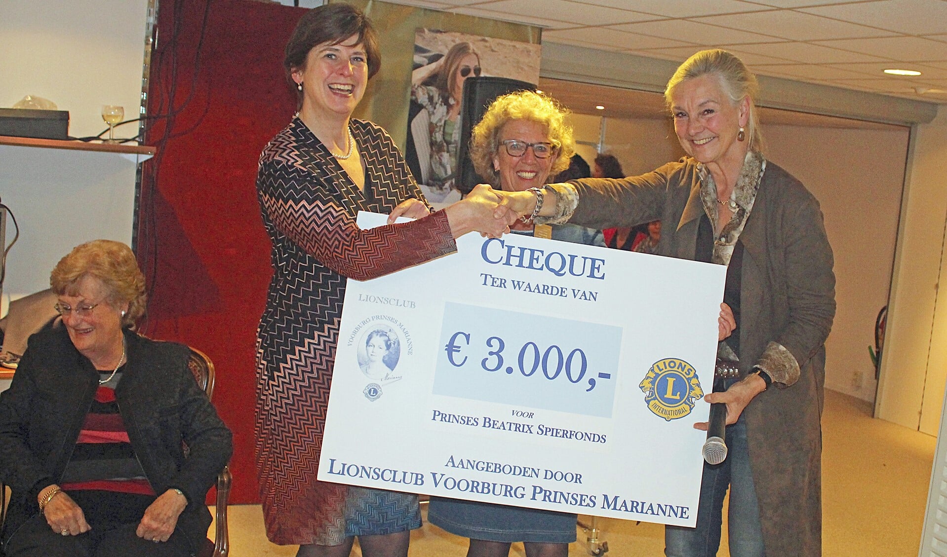 Teddy van der Burg van het Prinses Beatrix Spierfonds mocht een cheque van € 3.000,- in ontvangst nemen (foto: Marianne Knijnenburg).