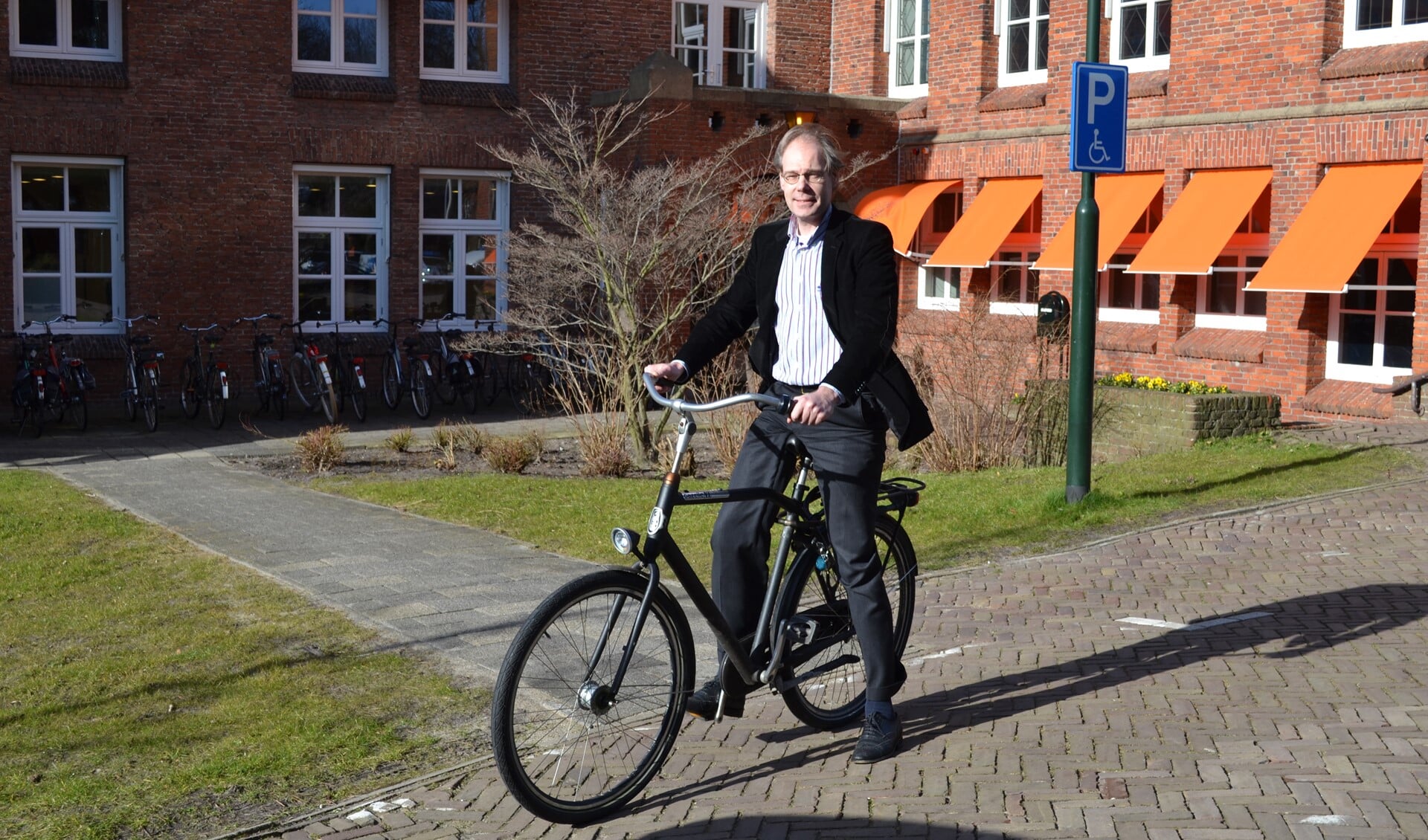 GroenLinks wethouder Floor Kist heeft geen parkeerplaats nodig bij het Raadhuis in Leidschendam. Hij gaat elke dag op de fiets naar zijn werk (foto: Inge Koot).