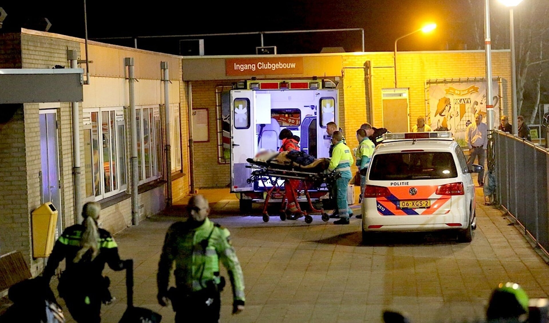 Ambulancepersoneel ontfermt zich over het jongetje. (Foto: René Hendriks)