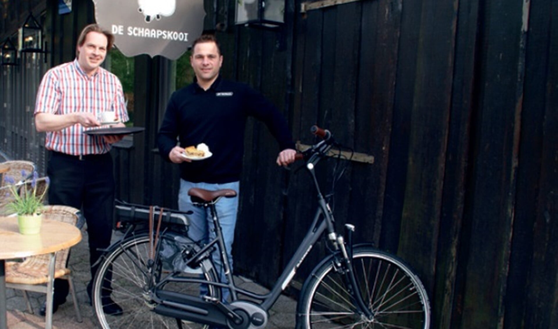 Zaterdag en zondag houdt Bike Totaal Wijtman De Opstapdagen bij De Schaapskooi. Naast Arthur Wijtman staat Andy van Leeuwen: hij serveert gratis koffie plus appelgebak met slagroom!