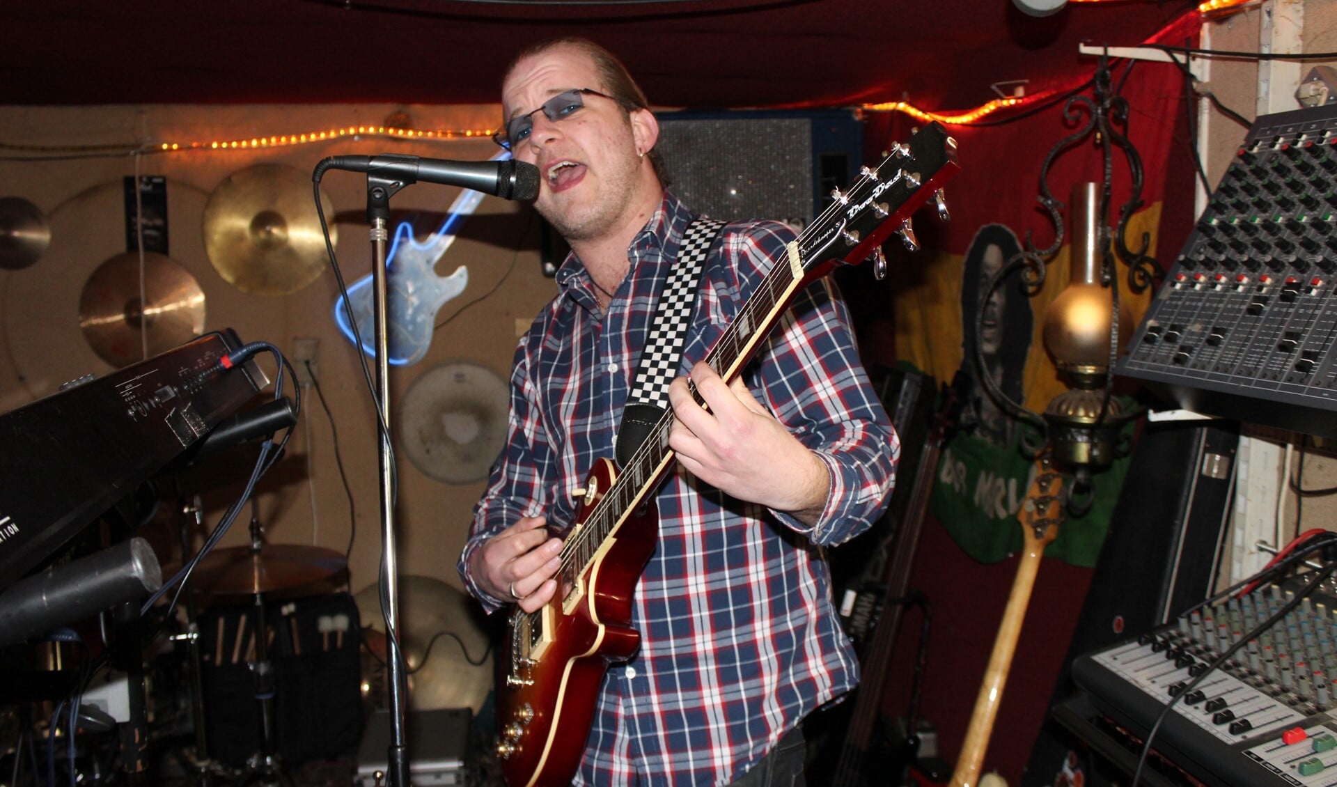 Bas Paardekooper met zijn door het gitaarmerk Doodad beschikbaar gestelde Danny Lademachter endorsement gitaar met zijn eigen naam.